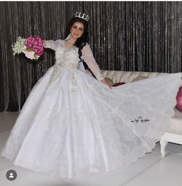 فستان عروس دبل كلوش اكمام طويله مشغوله بشك سوارفسكي ولولو